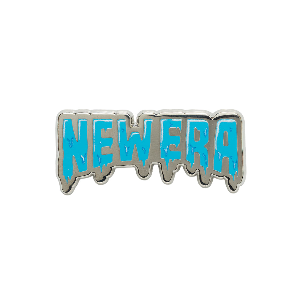 New Era Drip Script pin badge i sølvfarvet metal til accessories