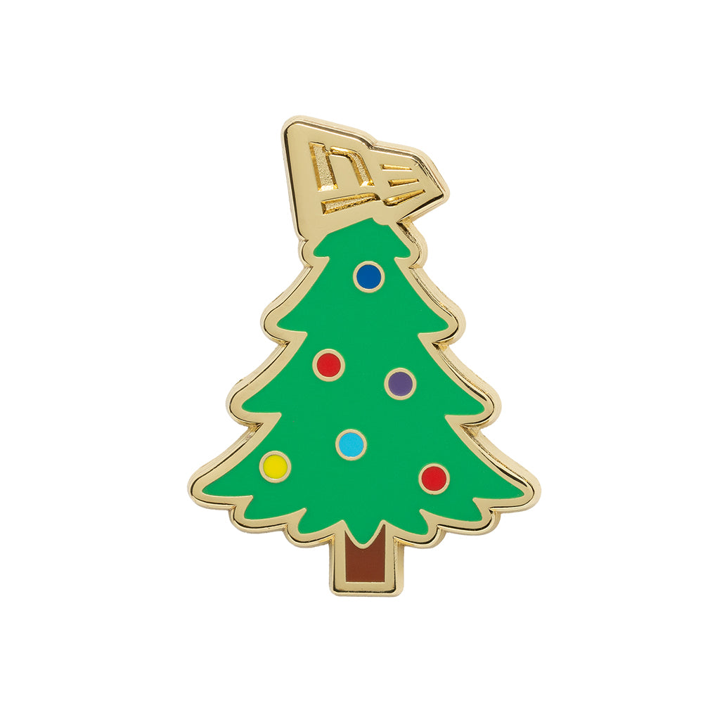 New Era Xmas Tree Open pin badge i grøn, vist forfraбжьқәа