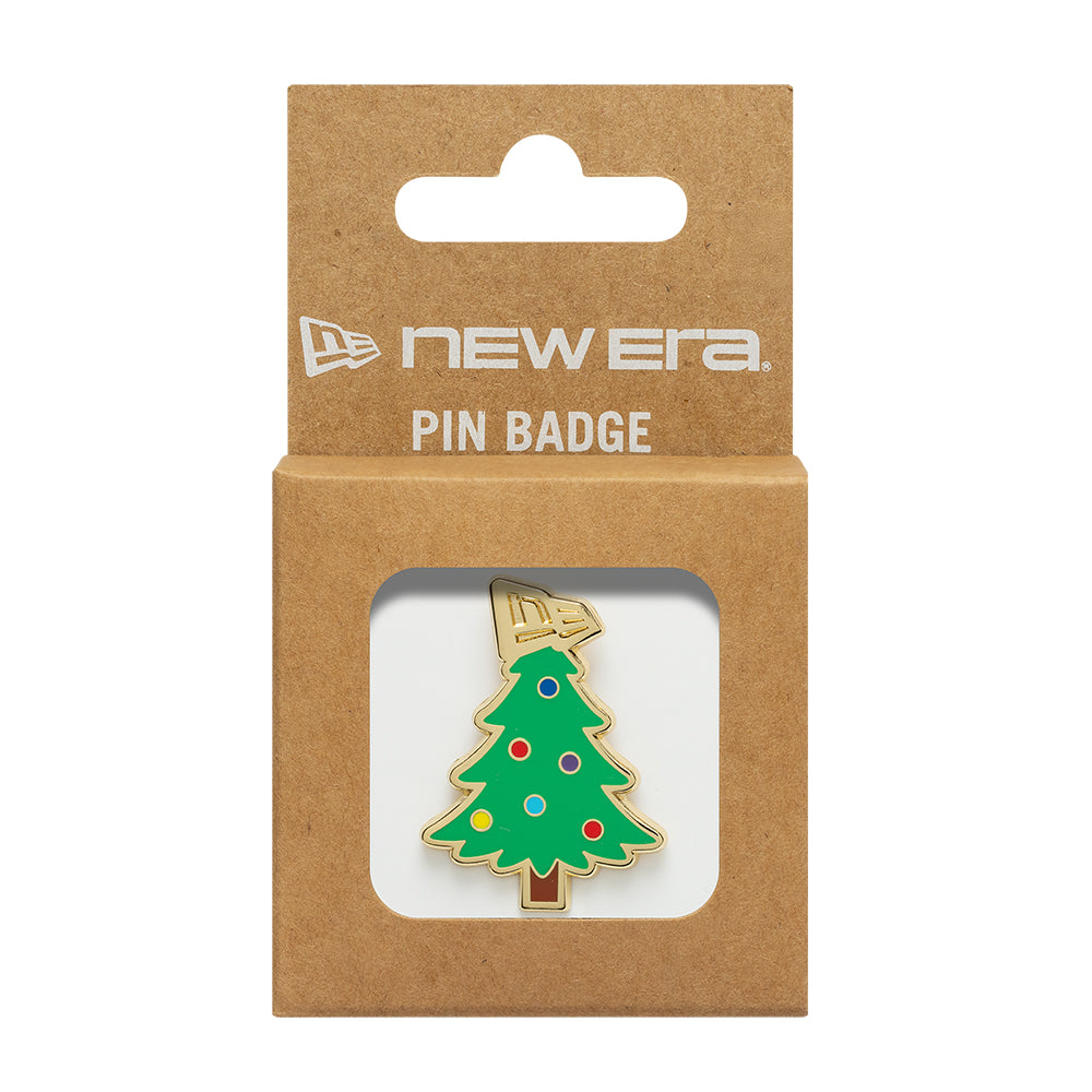 New Era Xmas Tree Open Pin Badge i grøn, dekorativt juletræsmotiv.