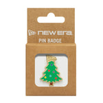 New Era Xmas Tree Open Pin Badge i grøn, dekorativt juletræsmotiv.