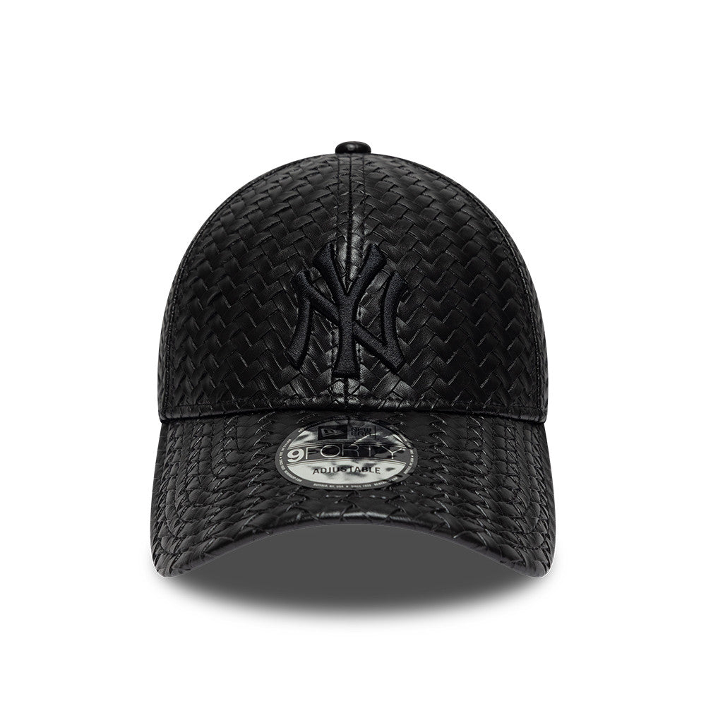 New Era 9FORTY New York Yankees-kasket i sort PU-weave med buet skygge