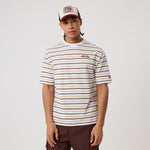 New Era Stripe T-shirt i hvid med stribet design udstillet forfra