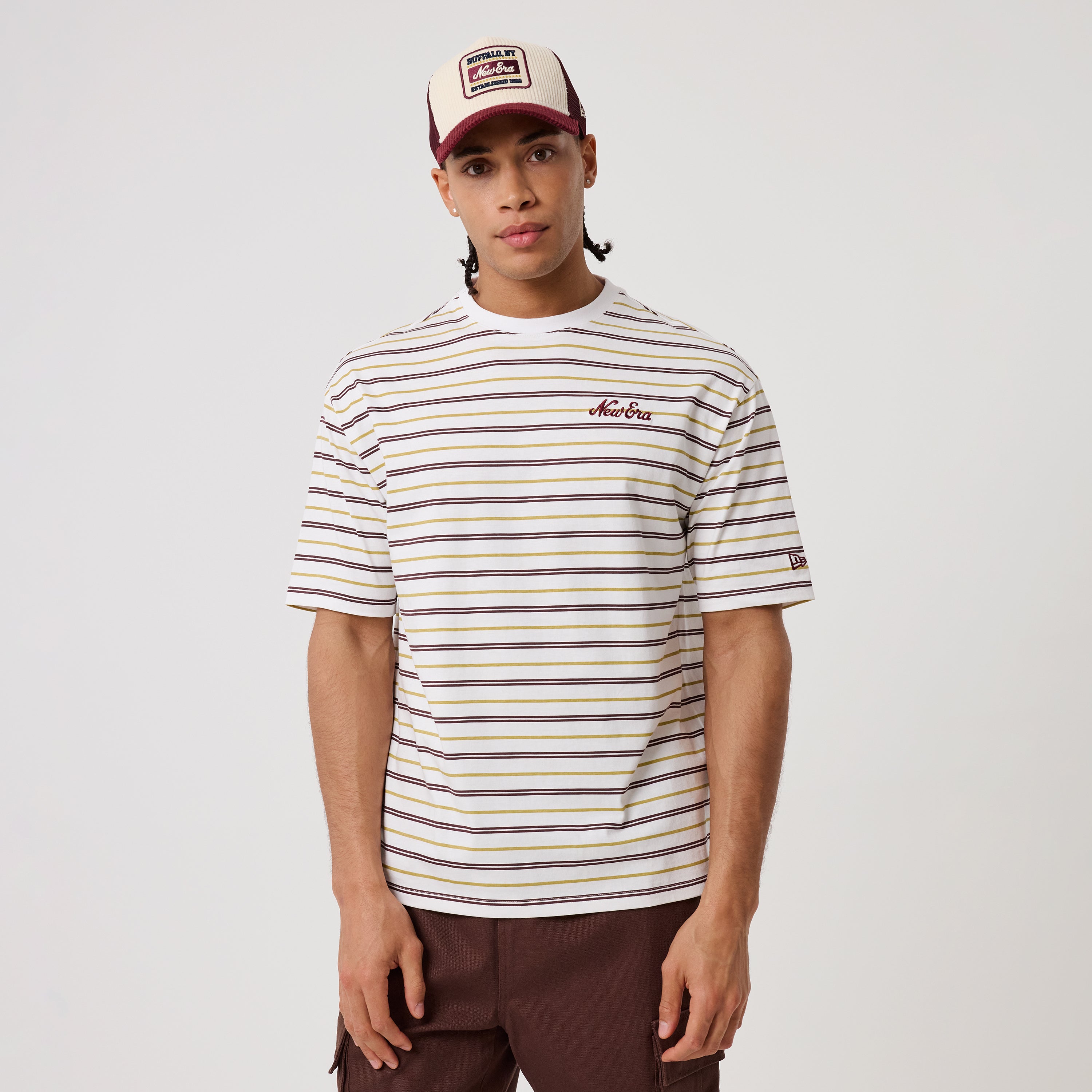 New Era Stripe T-shirt i hvid med stribet design udstillet forfra