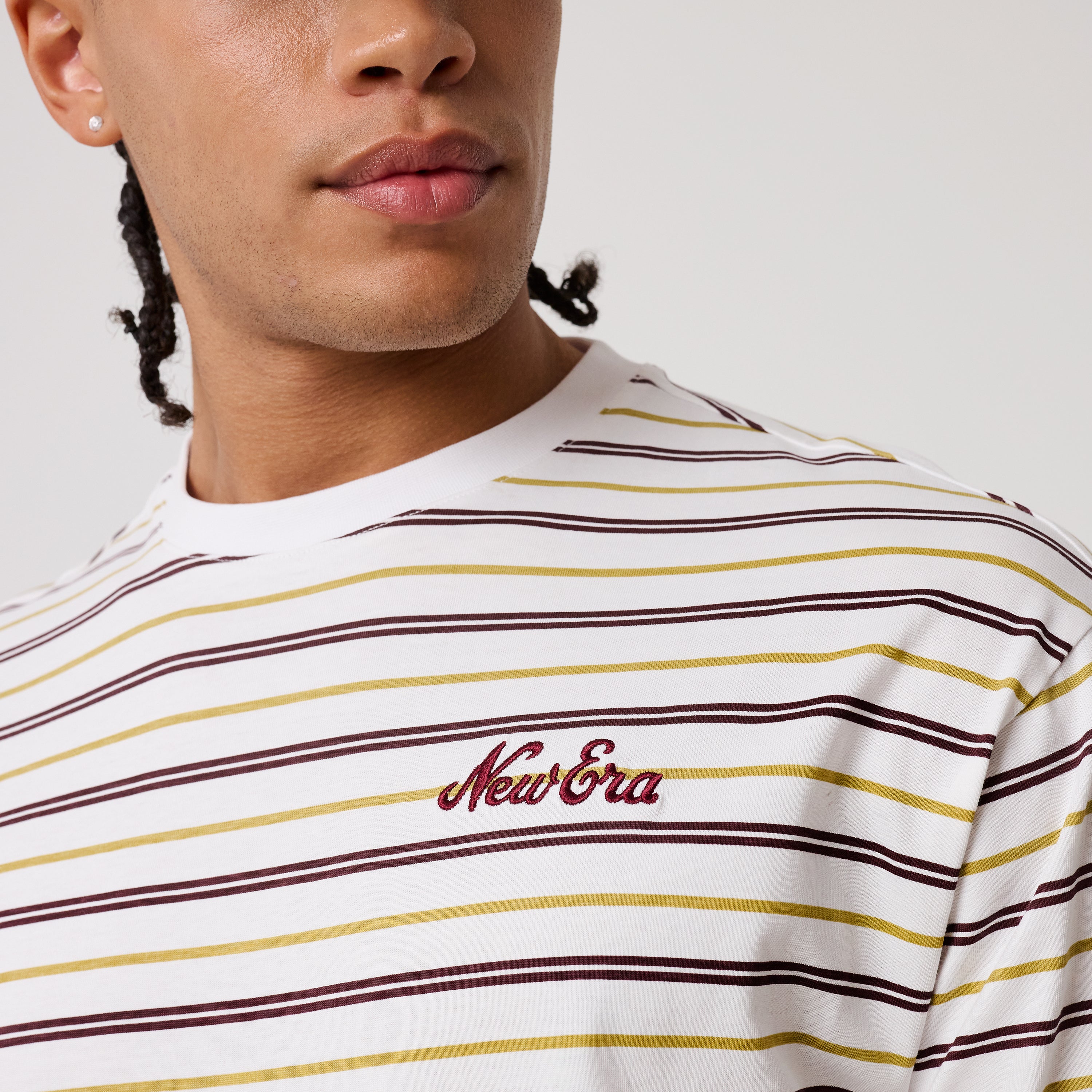 New Era Stripe T-shirt i hvid med stribet design set forfra