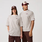 New Era Stripe T-shirt i hvid med stribet design set forfra