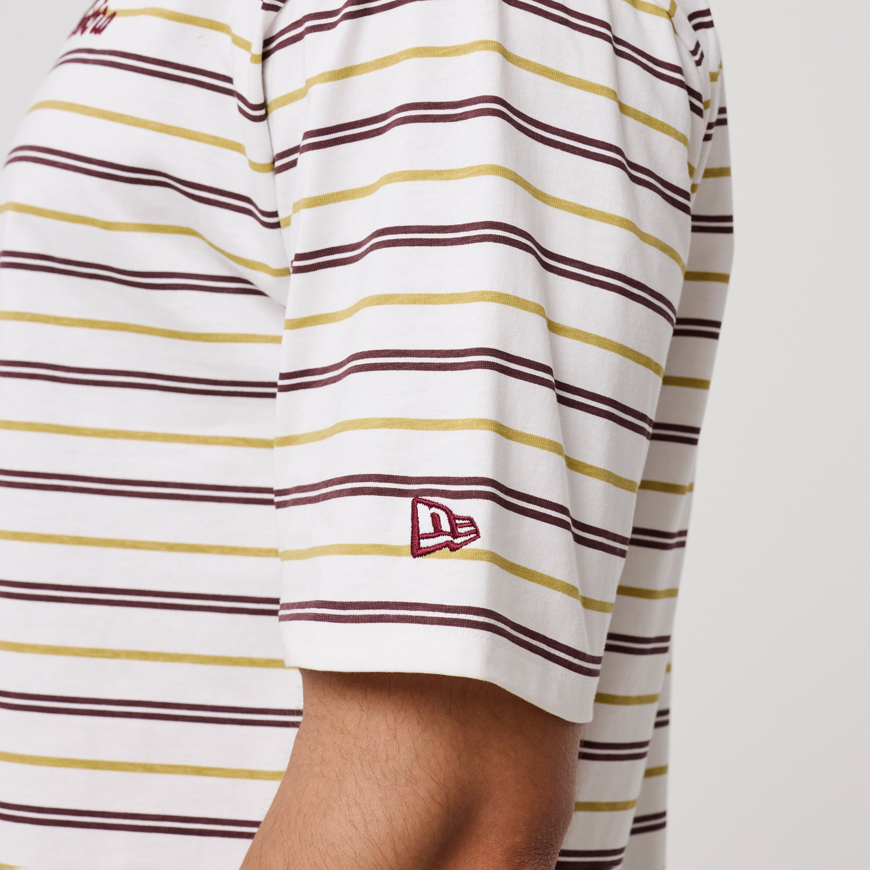 New Era Stripe T-shirt i hvid med stribet design og synligt New Era-logo
