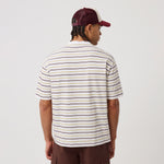 New Era Stripe T-shirt i hvid med stribet design set forfra