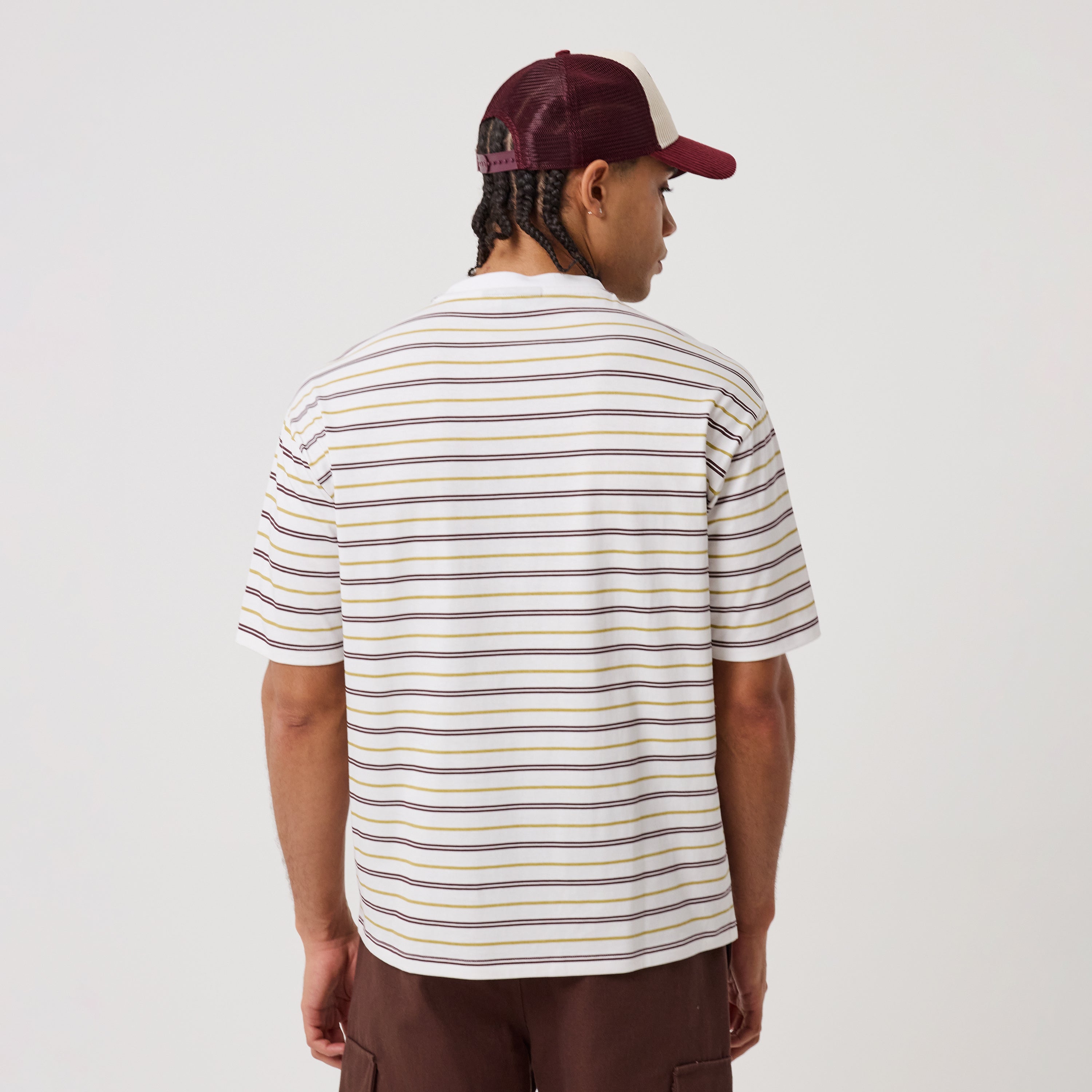 New Era Stripe T-shirt i hvid med stribet design set forfra