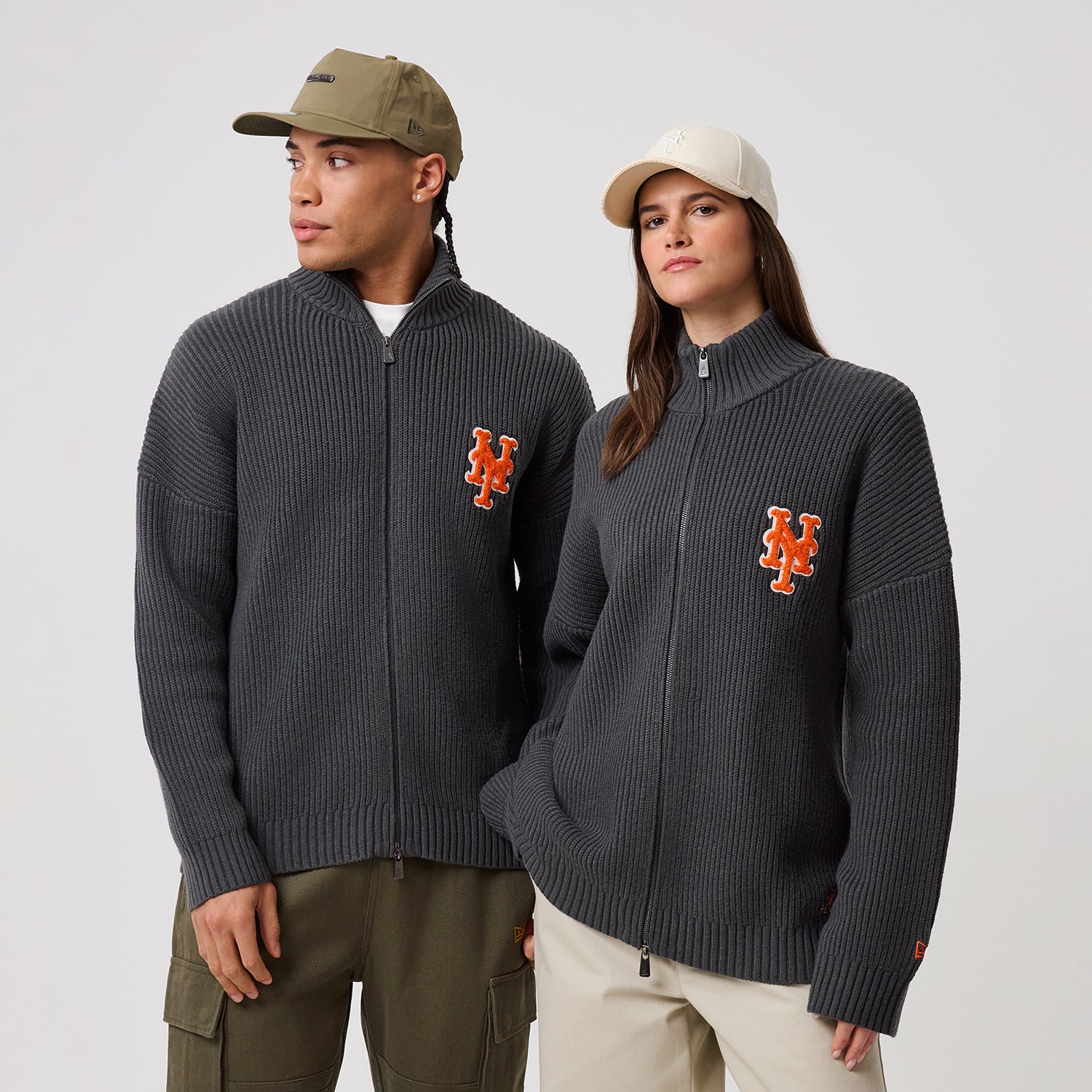 Sort strikket New Era MLB Zip Knitwear NEYMET i karakteristisk design, synlig med lynlås foran og logo på forsiden.