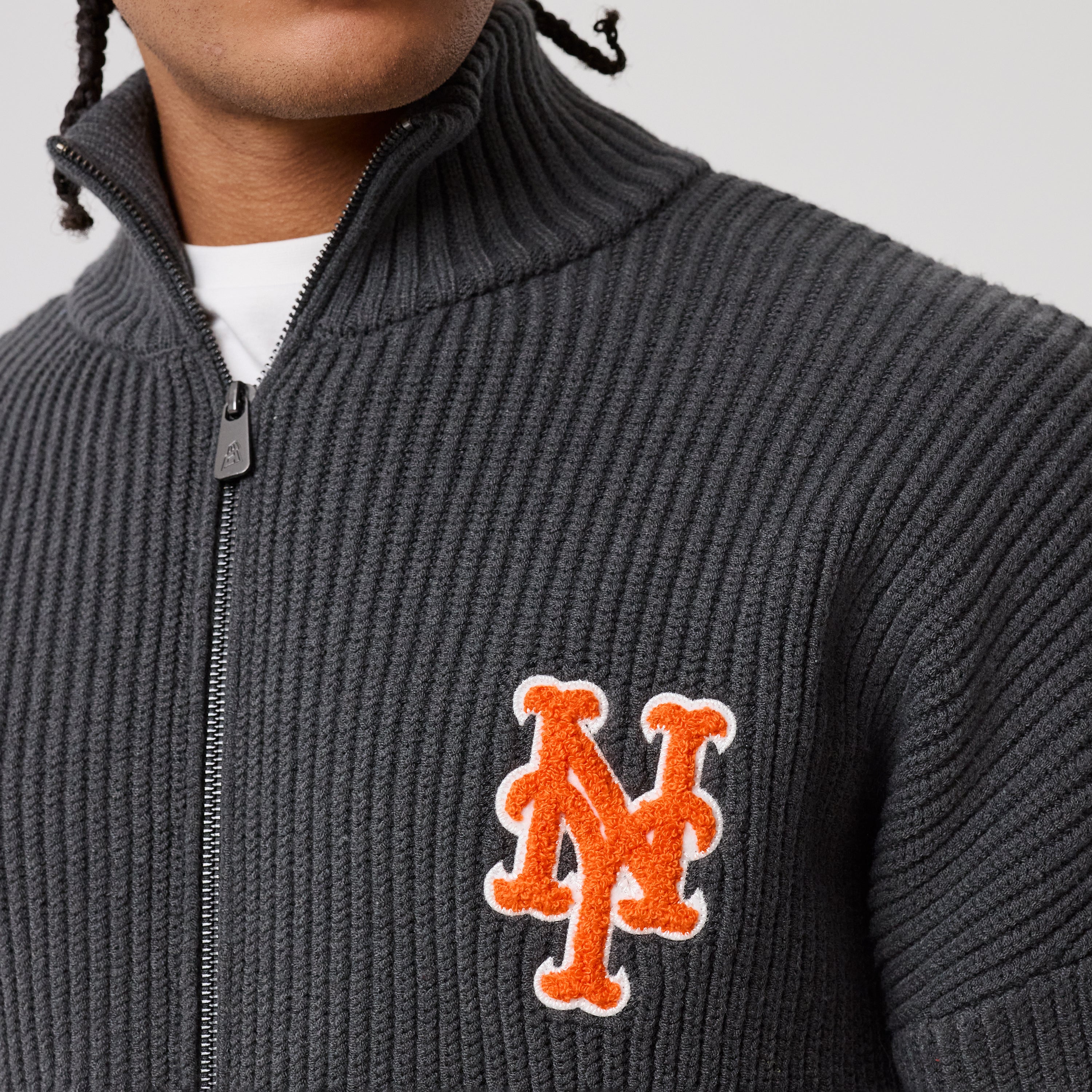 Charcoal New Era MLB zipstrikket sweater med lynlåslukning og logo-tryk foran, afslappet sportstil.