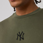 New Era New York Yankees MLB League Essential oversized T-shirt i grøn, set forfra