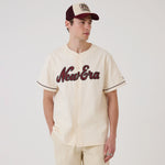 Offwhite New Era NE Straight Hem Jersey T-shirt med rund hals og afslappet pasform, synlig foran.