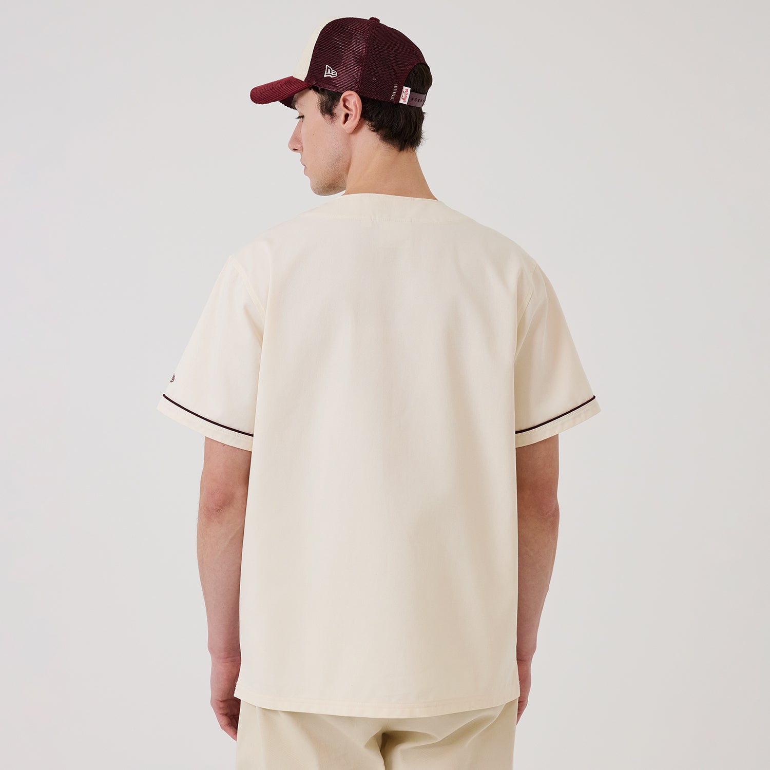 Offwhite New Era NE Straight Hem Jersey T-shirt med rund hals og korte ærmer, afslappet stil og blød bomuldskvalitet