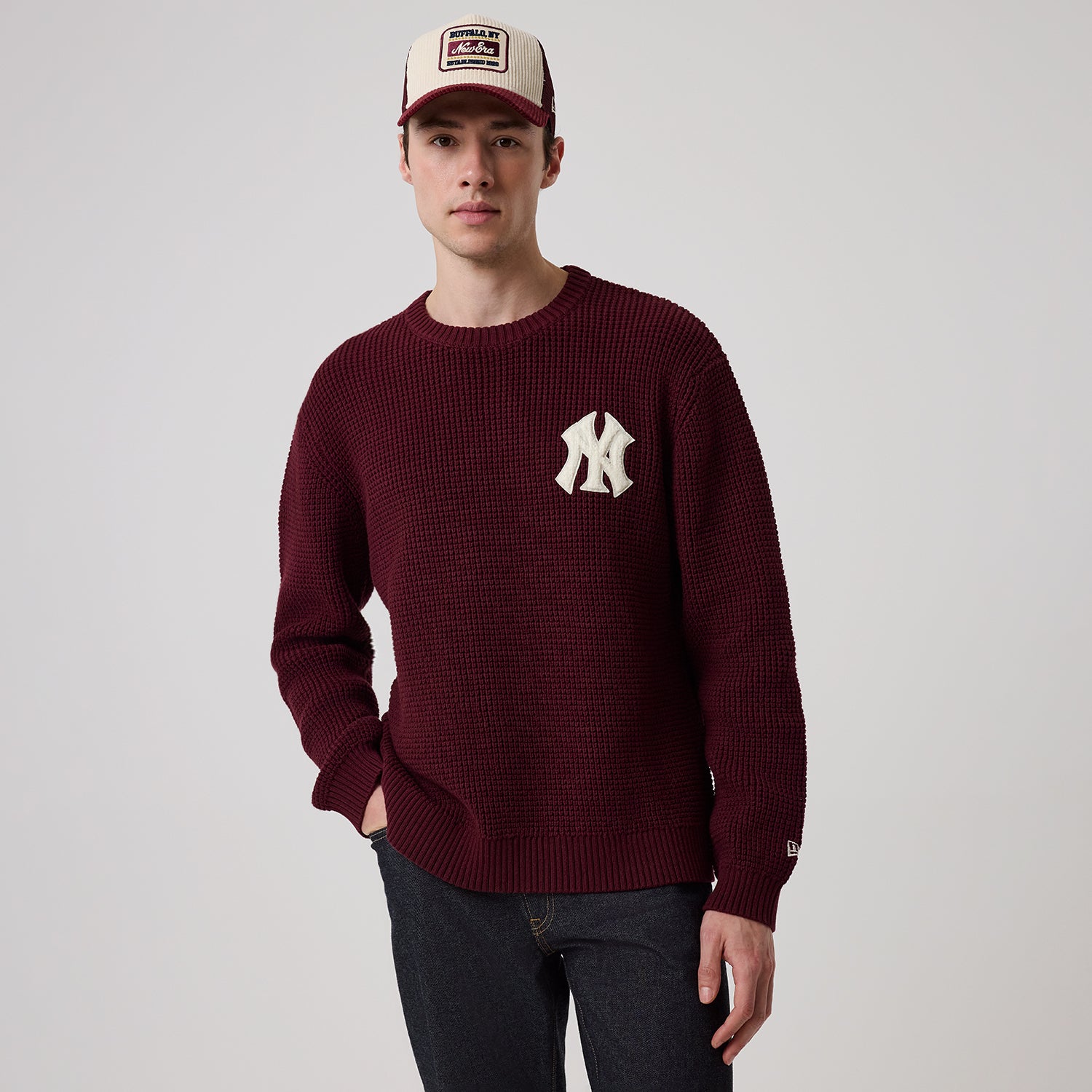 Knit sweater fra New Era med New York Yankees logo i mørkelilla, varm og komfortabel baseball-inspireret trøje