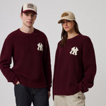 Dame i mørkelilla New Era New York Yankees MLB uldtrøje med vævet struktur og logo, set forfra.