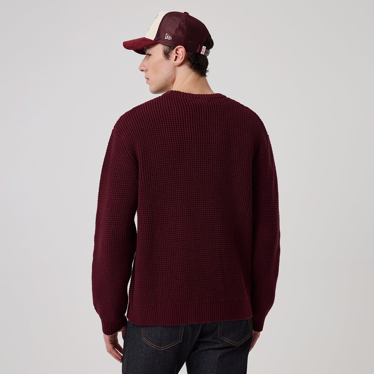 Mørk lilla New Era New York Yankees MLB strikket trøje med waffle-knit tekstur og logo, vises i billedet.