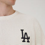 Hvid New Era LA Dodgers MLB strikket waffle knit hat med logo, blødt og komfortabelt til fans af baseball.