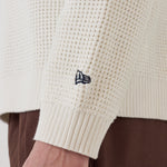 Dækkeserviet i offwhite med New Era LA Dodgers MLB waffle strik, afslappet og stilfuldt knit til sport og hverdagsbrug.
