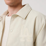 Beige New Era MLB coaches jakke med logo og lynlåslukning, afslappet og sporty design.