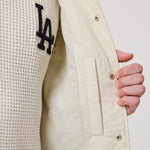 Beige New Era MLB Coaches-jakke med logo og lommer, afslappet sportstøj til baseballtrænere og fans.