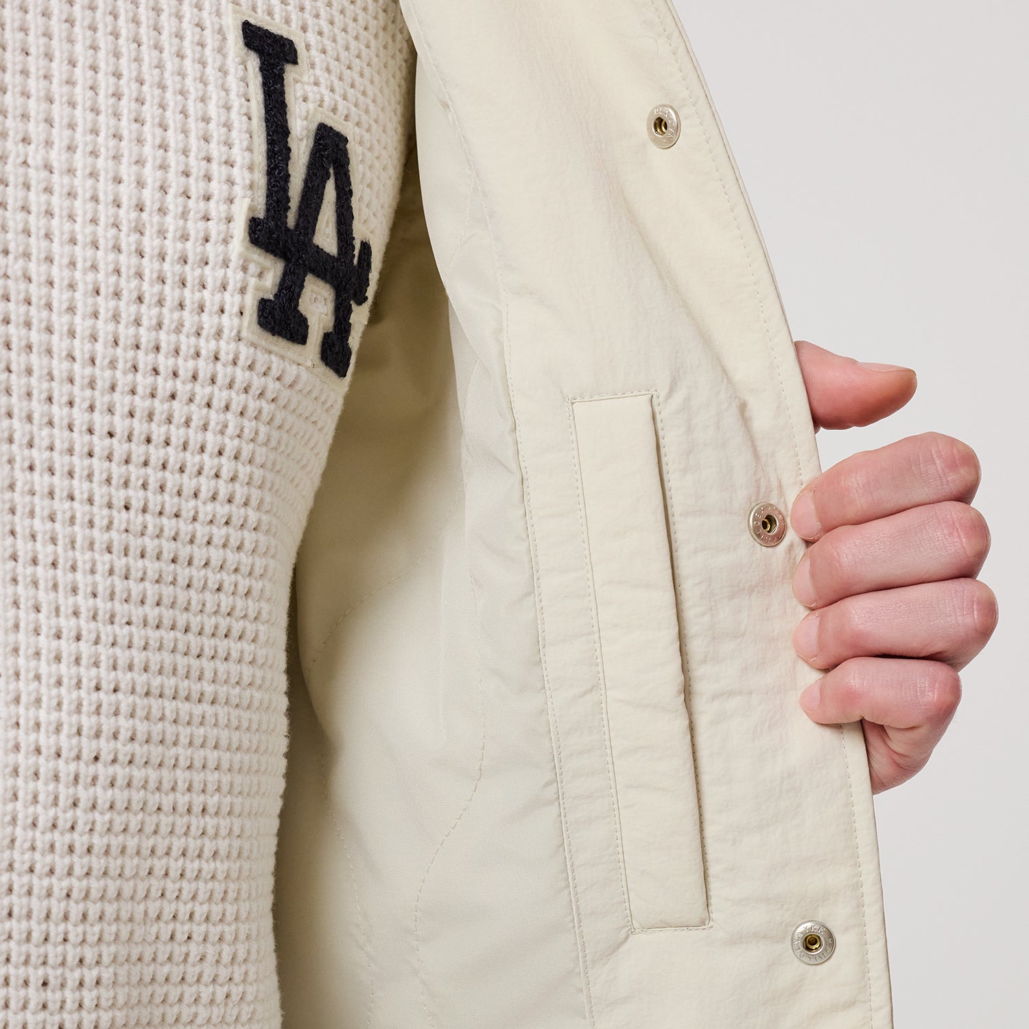 Beige New Era MLB Coaches-jakke med logo og lommer, afslappet sportstøj til baseballtrænere og fans.