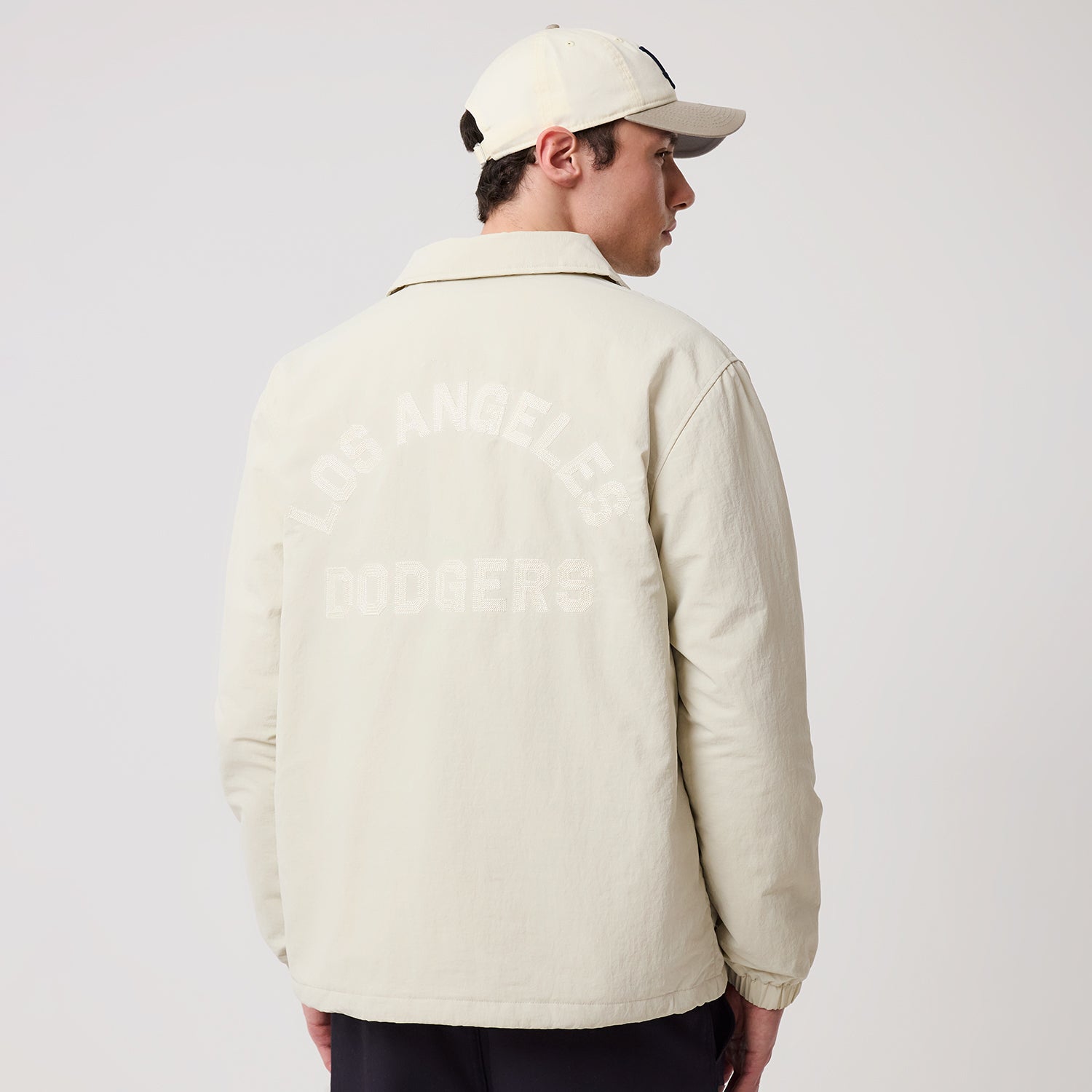 Beige New Era MLB trænerjakke med logo foran, afslappet stil og komfortabel pasform.