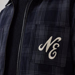 New Era shacket i navy med skjortedetaljer og jakkeudtryk, set forfra