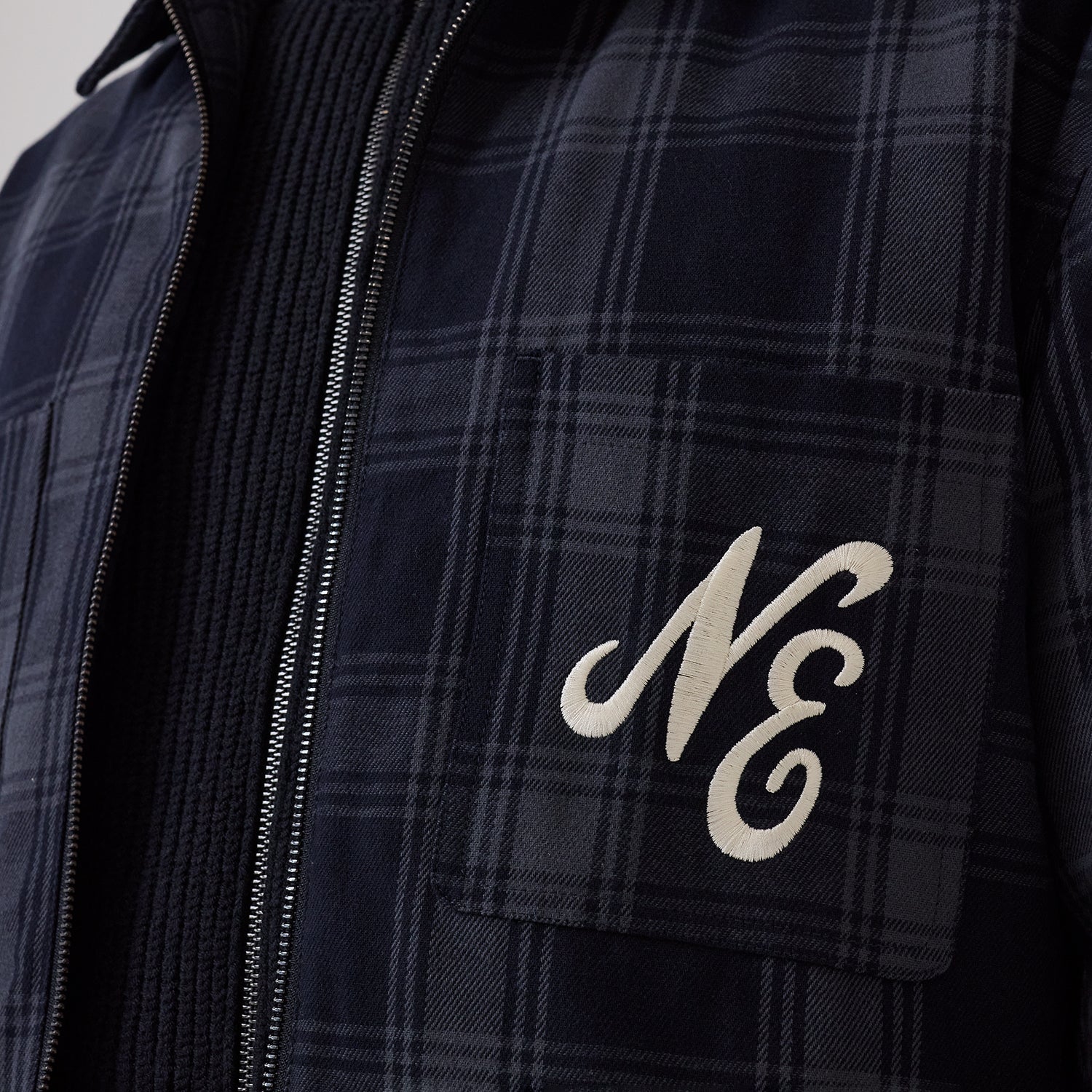 New Era shacket i navy med skjortedetaljer og jakkeudtryk, set forfra