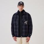 New Era shacket-jakke i navy med klassisk skjortedesign og knaplukning