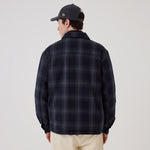 New Era Shacket-jakke i navy blå med klassisk design‑silhuet