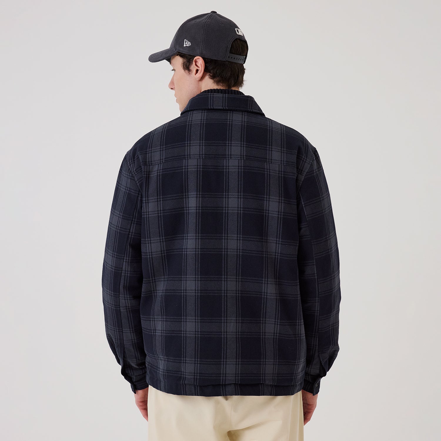 New Era Shacket-jakke i navy blå med klassisk design‑silhuet