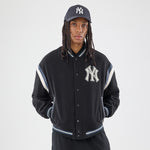 Sort New Era MLB DS Varsity-jakke med jersey-krave og tryk, synlig front og slidser på siderne.