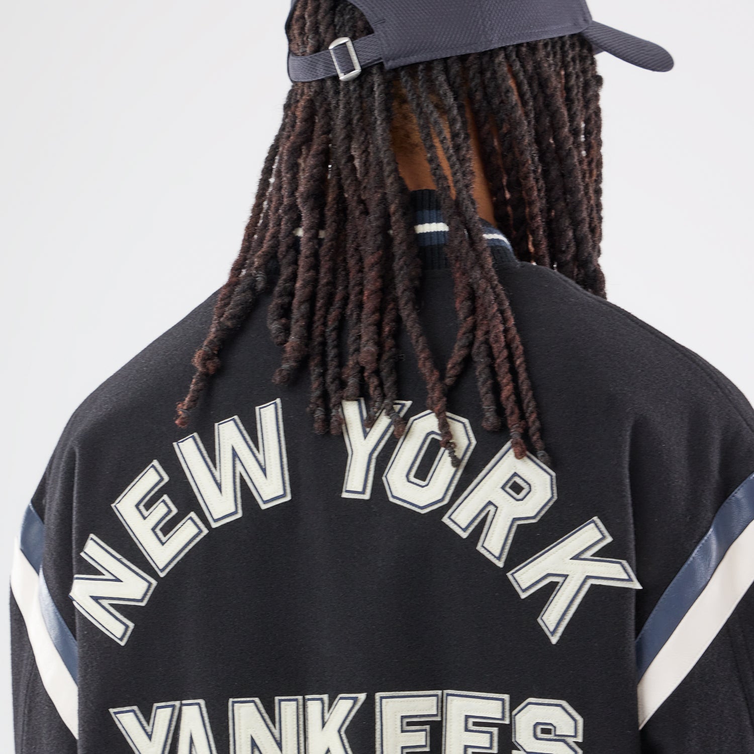 Sort New Era MLB DS Varsity-jakke med raglanærmer og broderet logo foran, sporty basketball-inspireret design.