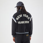 Sort New Era MLB DS Varsity-jakke med sportligt design og ribkanter, synlig frontlomme og logo detaljer.