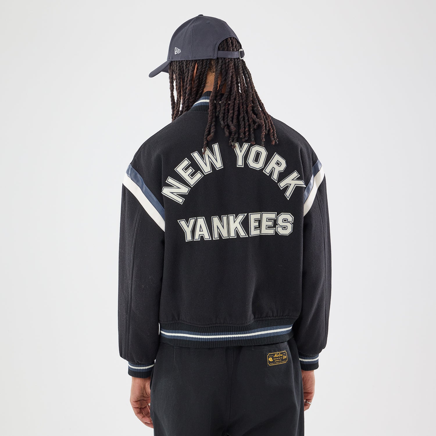 Sort New Era MLB DS Varsity-jakke med sportligt design og ribkanter, synlig frontlomme og logo detaljer.