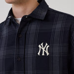 Navy New Era New York Yankees MLB plaid langærmet skjorte med button-down krave, vises i billedet.
