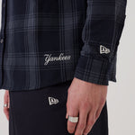 Navy New Era New York Yankees MLB plaid langærmet skjorte med knapper og skjorte-patent, vises i billedet.
