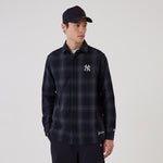 Navy New Era New York Yankees MLB ternet langærmet skjorte med plaid mønster, vises i billedet