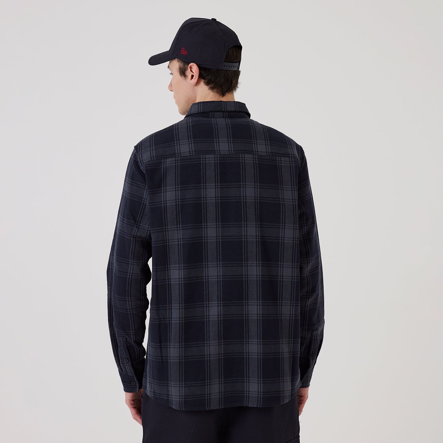 Navy langærmet skjorte fra New Era med New York Yankees MLB plaid design, synlig med knapper og skjortekrave.