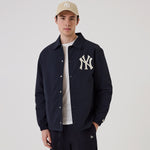 Navy New Era New York Yankees MLB coachjakke med logo og sportsligt design, foran visning.