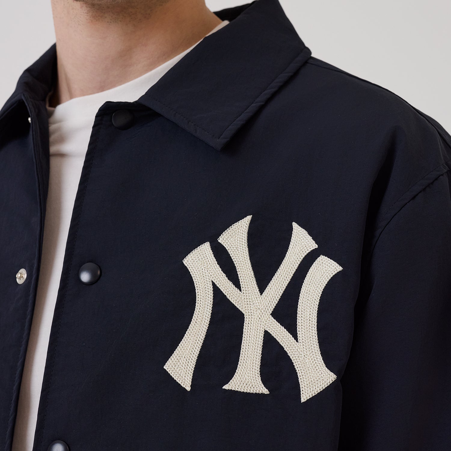 Navy New Era baseballjakke med New York Yankees MLB-logo foran, blød og komfortabel coach jacket til fans.