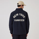 Navy New Era New York Yankees MLB trænerjakke med frontlommer og logo, velegnet til sport og afslapning.
