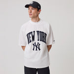 New Era New York Yankees MLB Arch Graphic oversized T-shirt i hvid set forfra