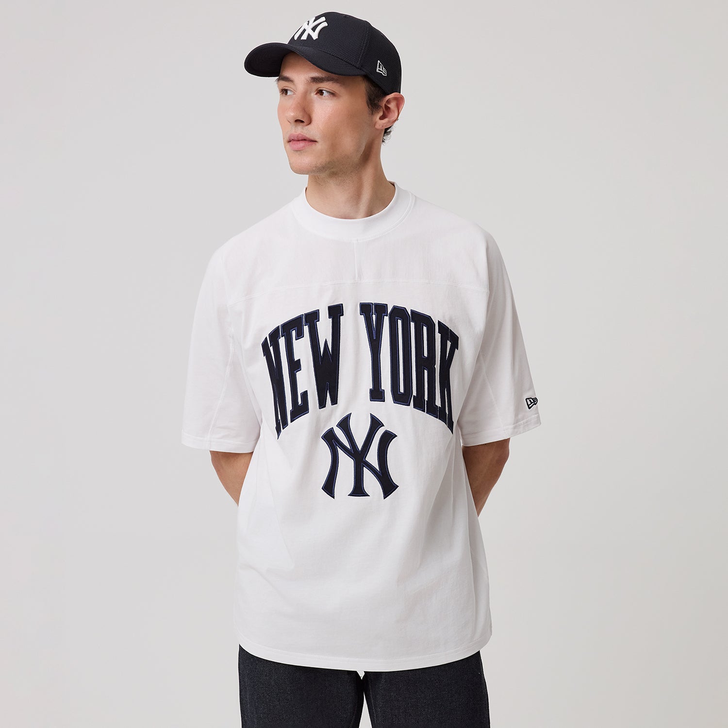 New Era New York Yankees MLB Arch Graphic oversized T-shirt i hvid set forfra