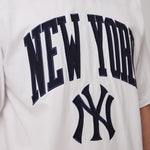New Era New York Yankees MLB Arch Graphic oversized T-shirt i hvid set forfra