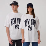 New Era hvid oversized T-shirt med New York Yankees MLB Arch-grafikeriwa