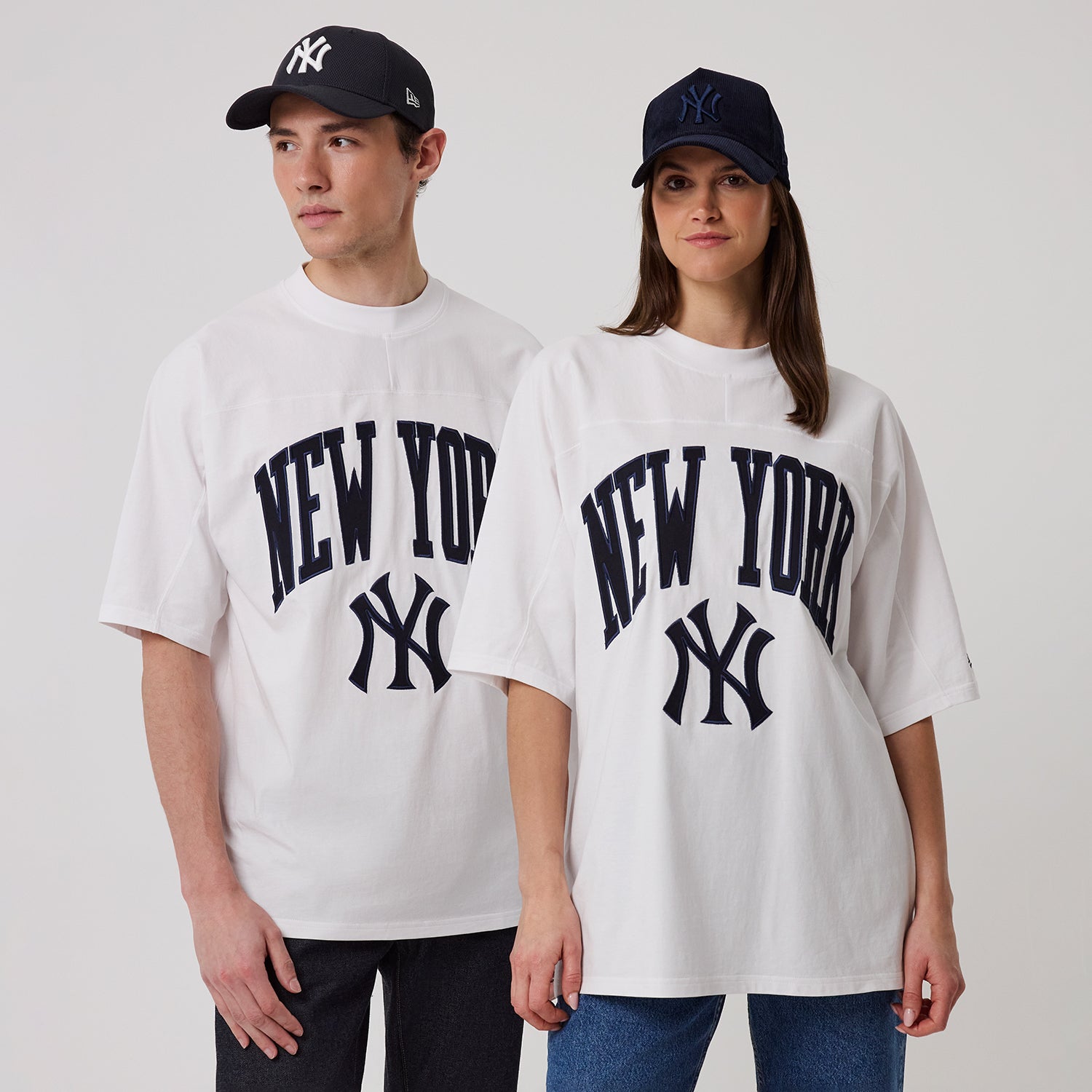 New Era hvid oversized T-shirt med New York Yankees MLB Arch-grafikeriwa