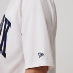New Era New York Yankees MLB Arch Graphic oversized T-shirt i hvid set forfra