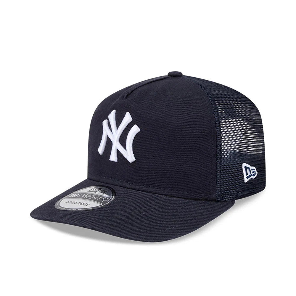 New Era 19TWENTY Trucker Cap med Yankees logo, blå mesh, justerbar rem og sportslig design.
