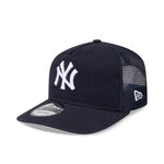 New Era 19TWENTY Trucker Cap med Yankees logo, blå mesh, justerbar rem og sportslig design.